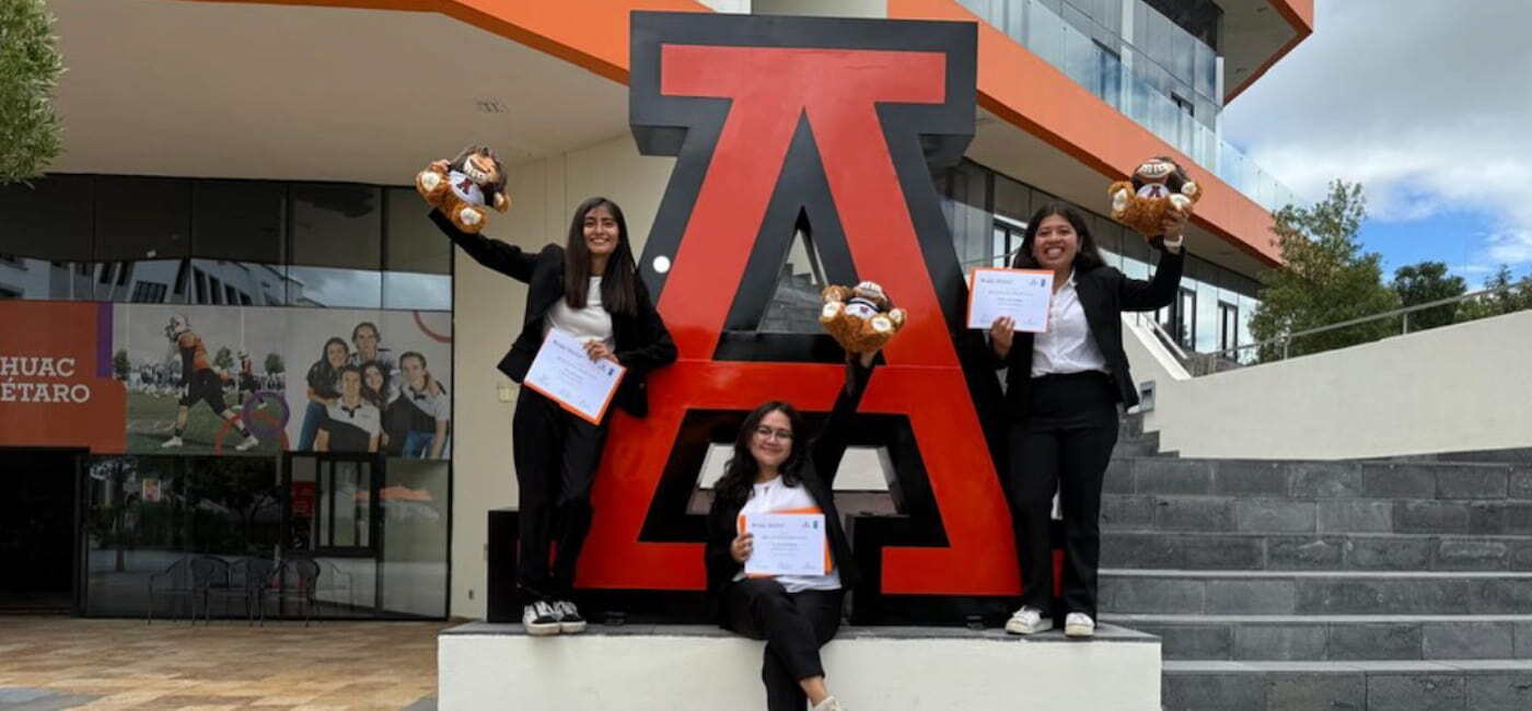 alumnas de negocios de la anahuac oaxaca en monumento 