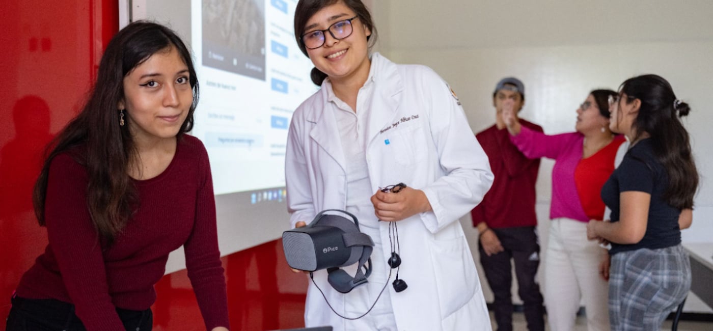 alumnas de la anahuac oaxaca en aula inteligente