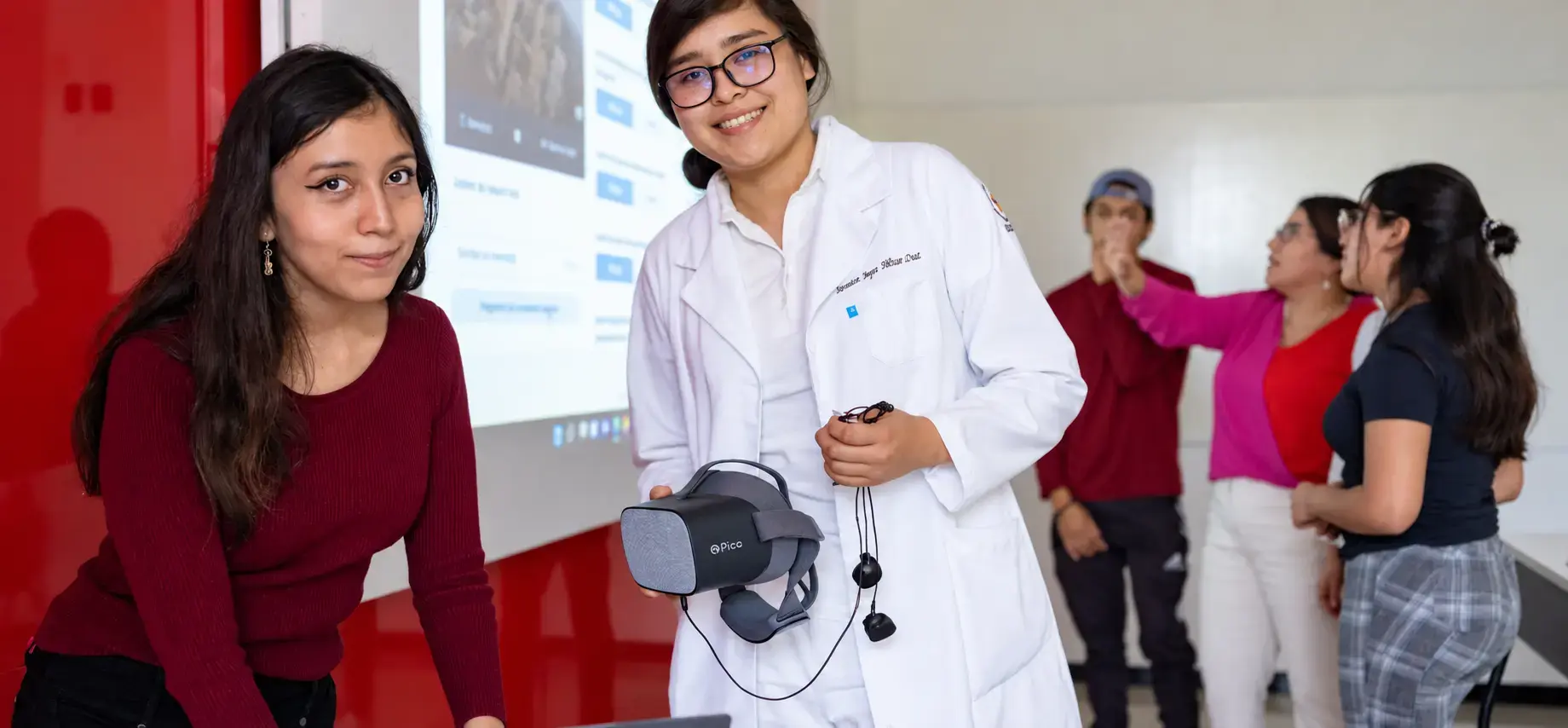 alumnas de la anahuac oaxaca en aula inteligente