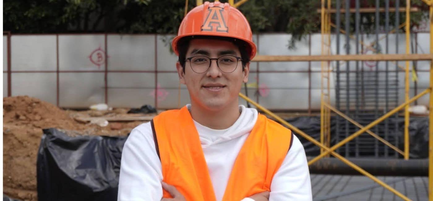 Estudiante de Ingeniería Civil de la Universidad Anáhuac realizando prácticas de campo en una obra de construcción