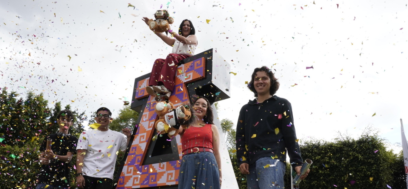 alumnos de la anahuac oaxaca en monumento con confetti