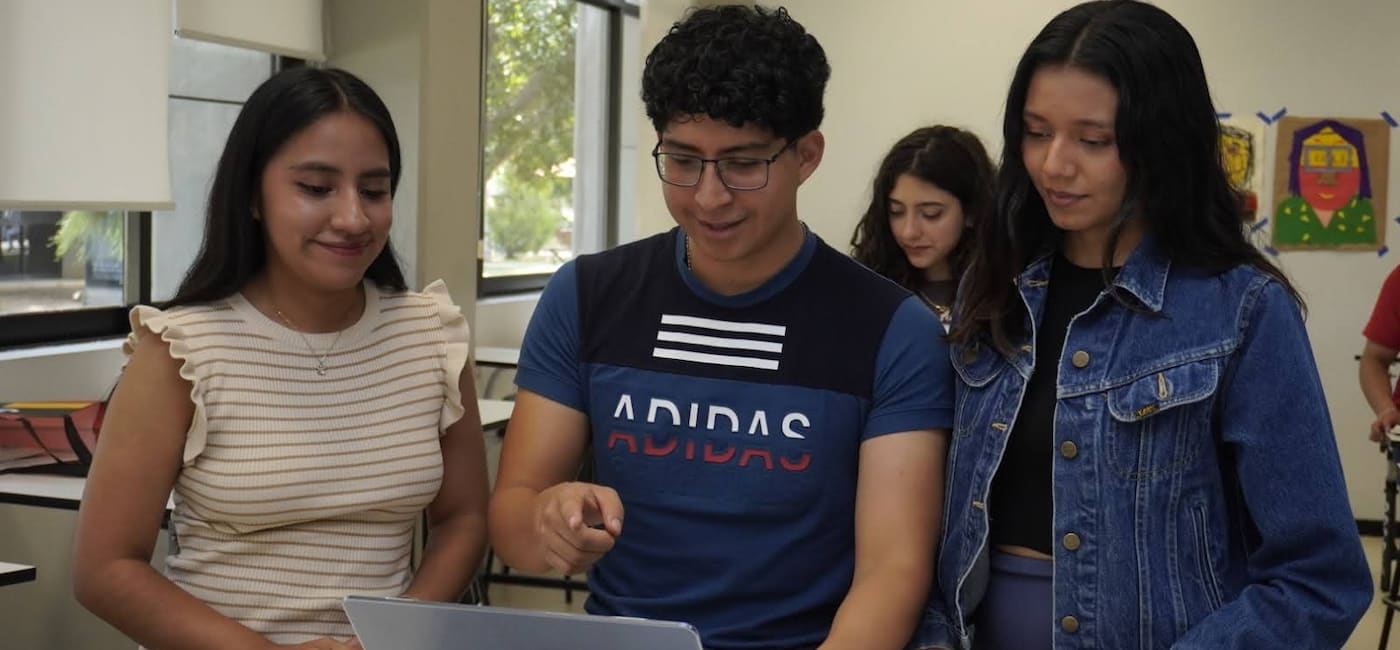 Futuros estudiantes de la Universidad Anáhuac Oaxaca dentro de un aula tomando decisiones sobre qué carrera estudiar