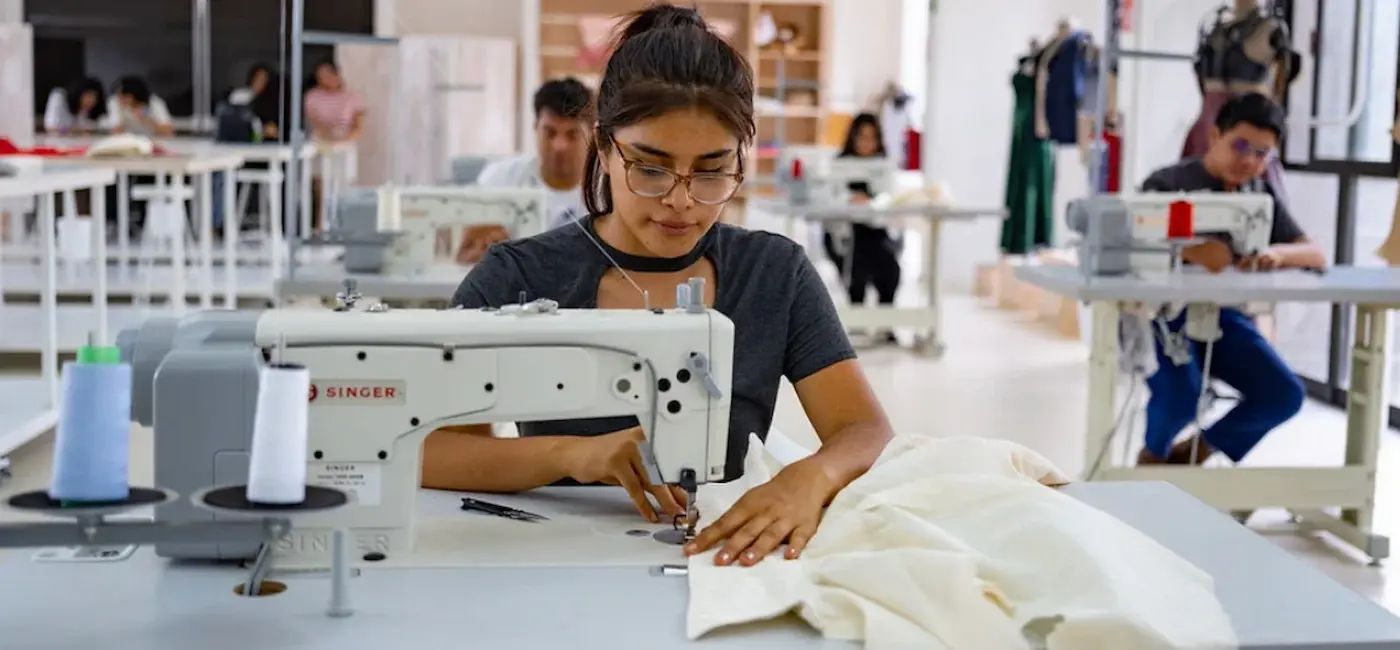 alumna de diseño de modas de la anahuac oaxaca en el fashion studio 