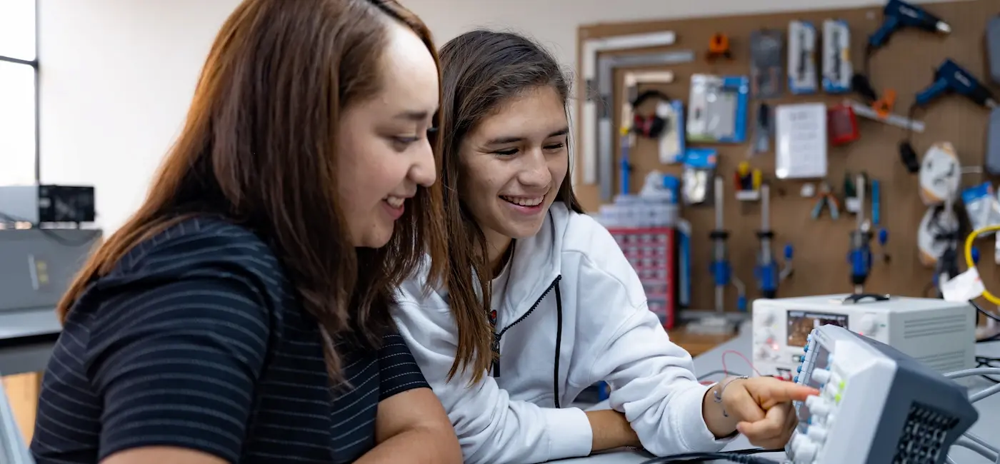 alumnas de la anahuac oaxaca en laboratorio de ingenieria 
