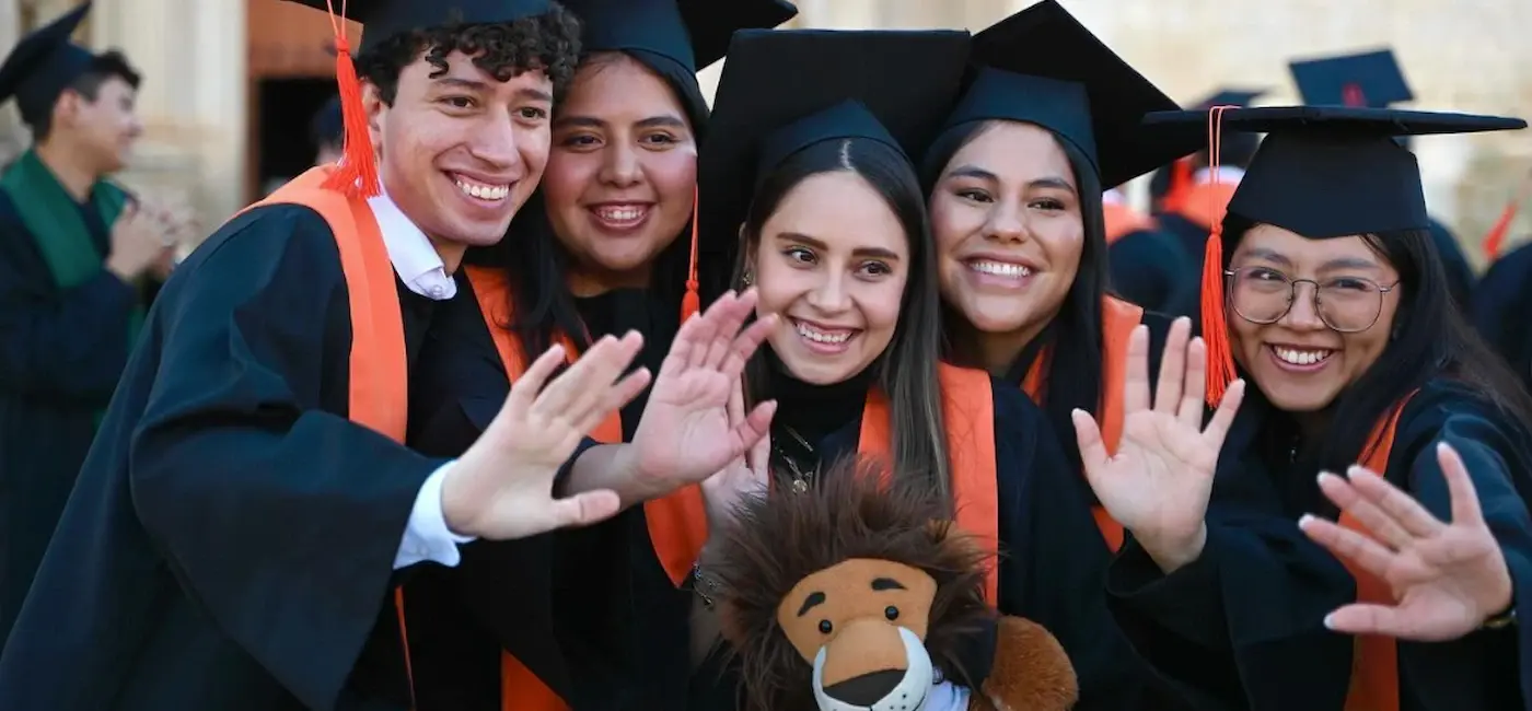 alumnos de anahuac oaxaca en graduacion de verano 