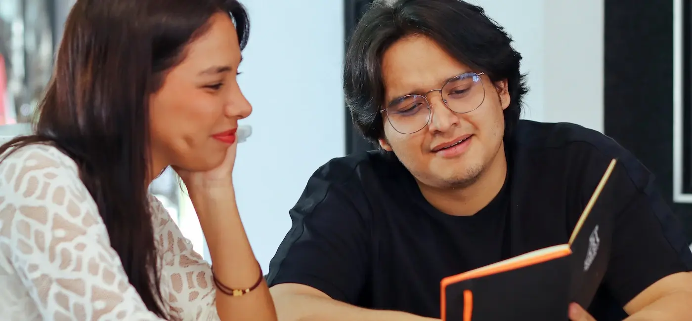 alumnos de carreras creativas leyendo un libro en la anahuac oaxaca 