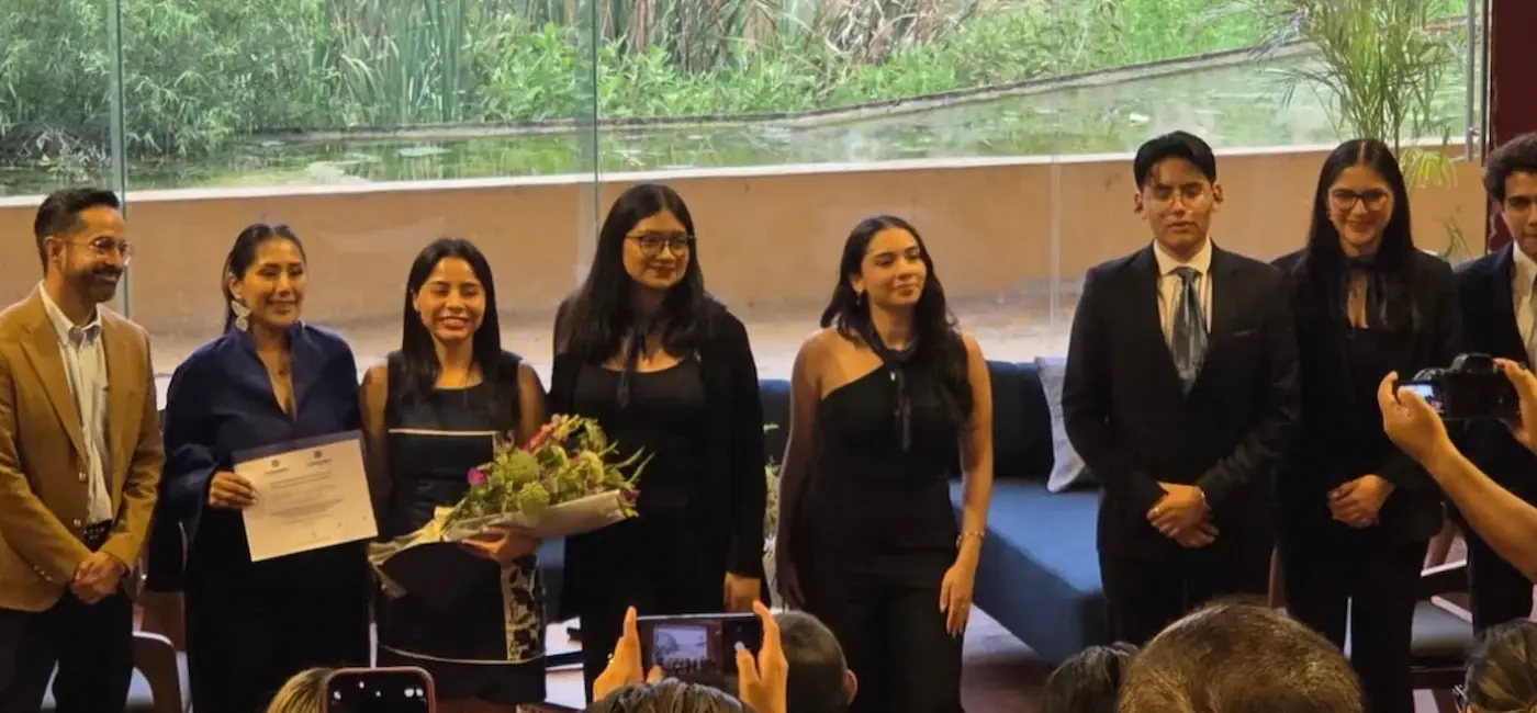 alumnos de la anahuac en ceremonia de graduacion de negocios