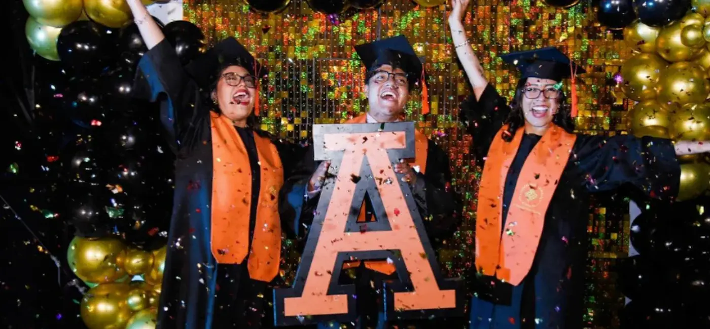 alumnos de la anahuac oaxaca en graduacion de la carrera 