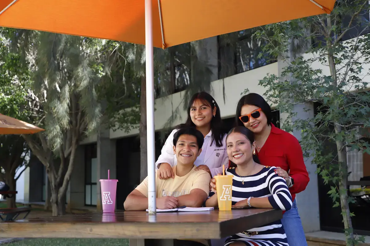 alumnos disfrutando de su experiencia universitaria en la universidad anahuac oaxaca