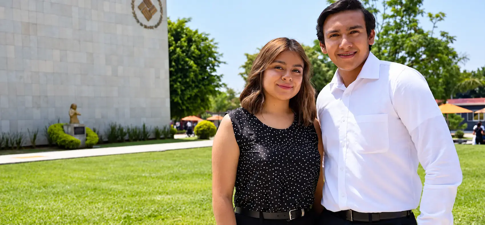 Estudiantes universitarios en el campus de la Universidad Anáhuac Oaxaca