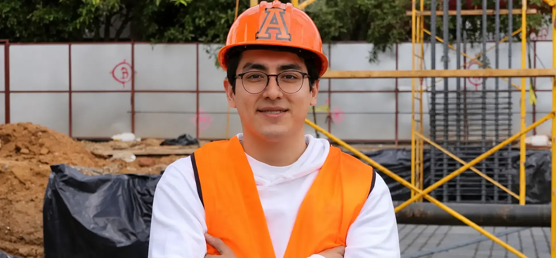 Estudiante de Ingeniería Civil de Anáhuac Oaxaca en una obra de construcción
