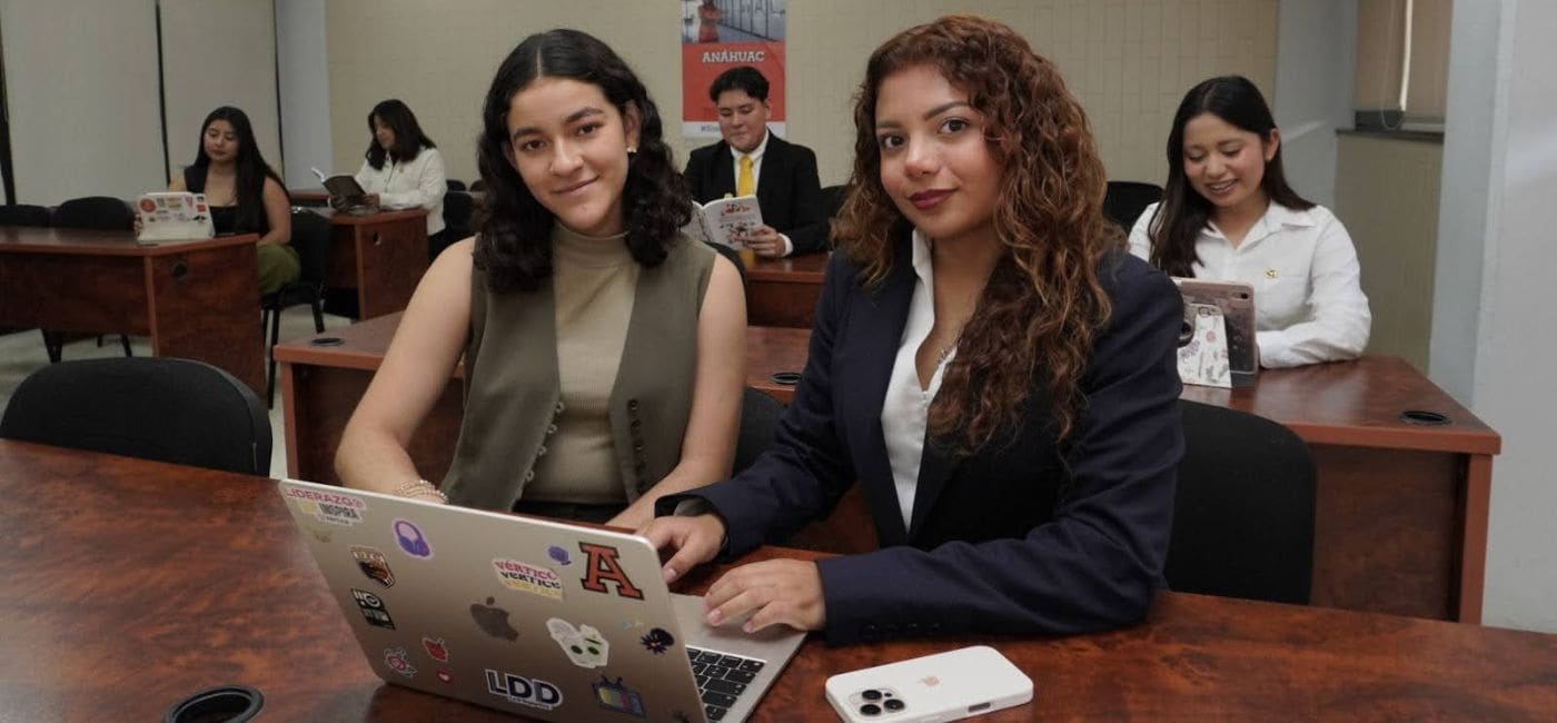 Estudiantes de la Anáhuac sentadas en aulas trabajando en laptop