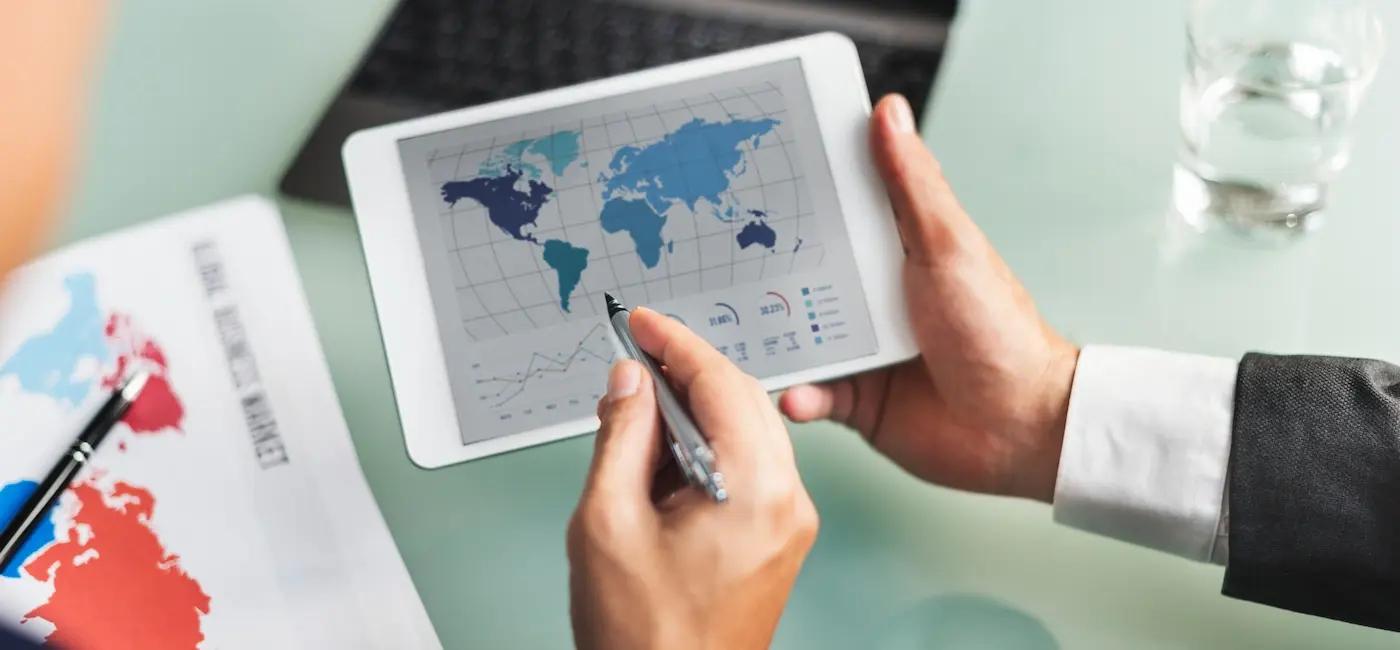 Manos de licenciados de negocios internacionales analizando un mapa 