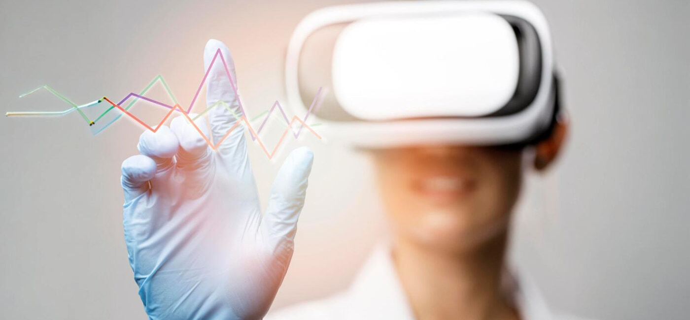 Estudiante de medicina de la Universidad Anáhuac Oaxaca realizando prácticas con tecnología médica avanzada en un entorno clínico moderno.