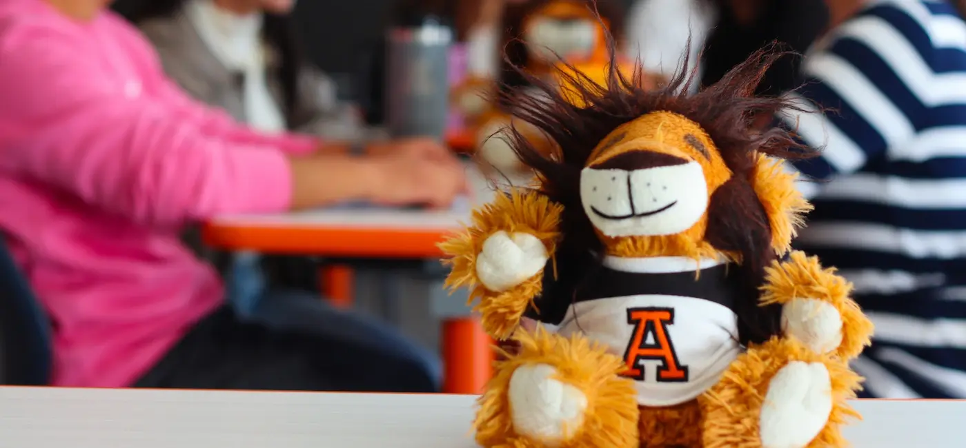peluche de leonel en salon de clases en diferentes licenciaturas anahuac oaxaca 